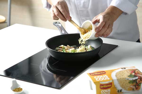Añade el vasito de cous cous, el curry y saltea. buff.ly/2DWRFH5