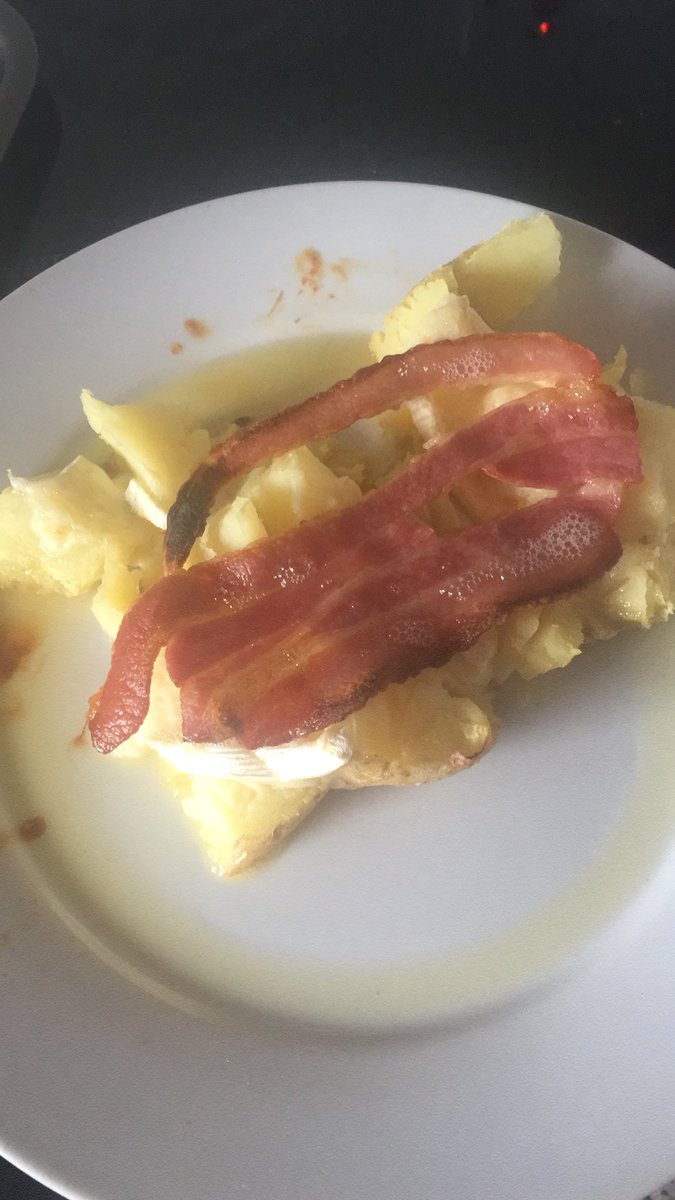 dddaisyr's tweet photo. @GordonRamsay my love @JackKuehl just made me this bacon and brie jacket potato for my lunch😍 what do you think? bone apple tea! https://t.co/gcQhqi9Kh1