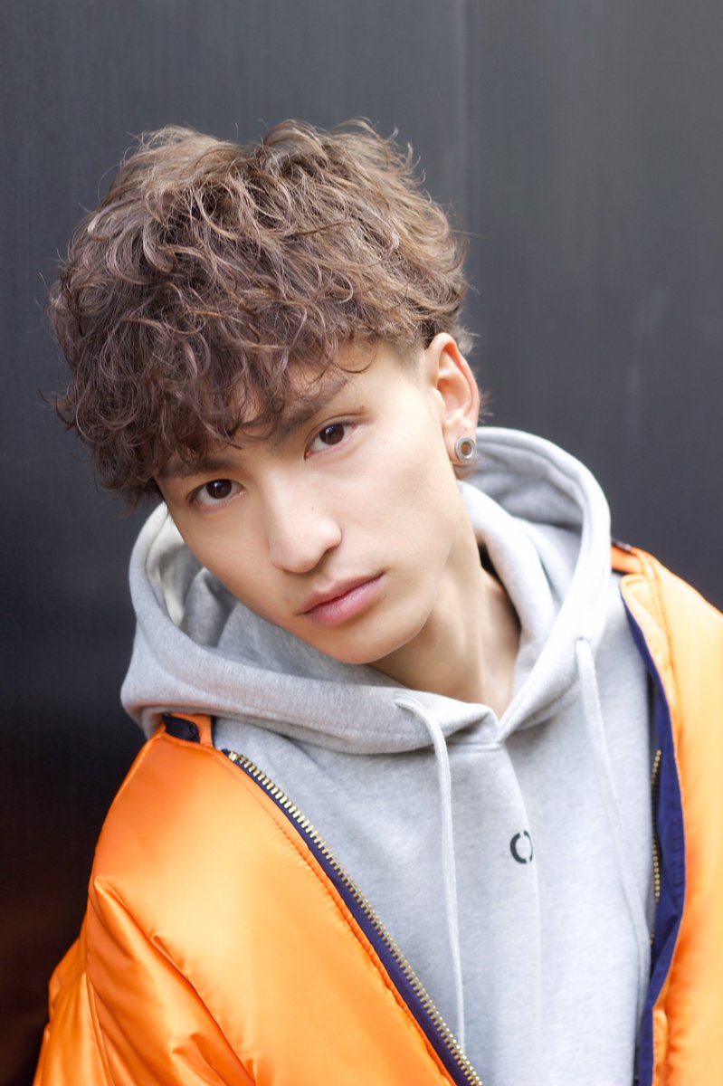 井川 ジュンペイ Ocean Tokyo New Style Model 上坂幸司 ウルフスタイル パーマでもアイロンでやる方でも カールを強めに入れることで ワックスをつけた時に しっかりとカールと束が出来やすくなるので 初心者でも簡単に形になります