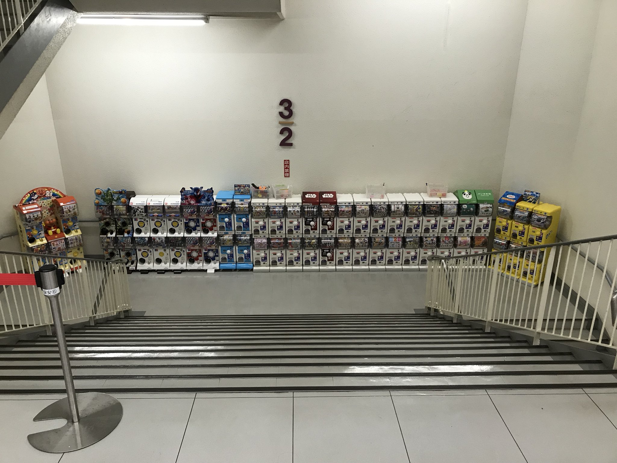 Tamaplaza Matome イトーヨーカ堂のおもちゃ売り場にキッズコーナーが出来てますね 色んなおもちゃがあって 未就学児はけっこう長く遊べる空間 階段にあるガチャガチャ 気持ち悪いほどいっぱい 笑 たまプラーザ イトーヨーカ堂 ガチャガチャ