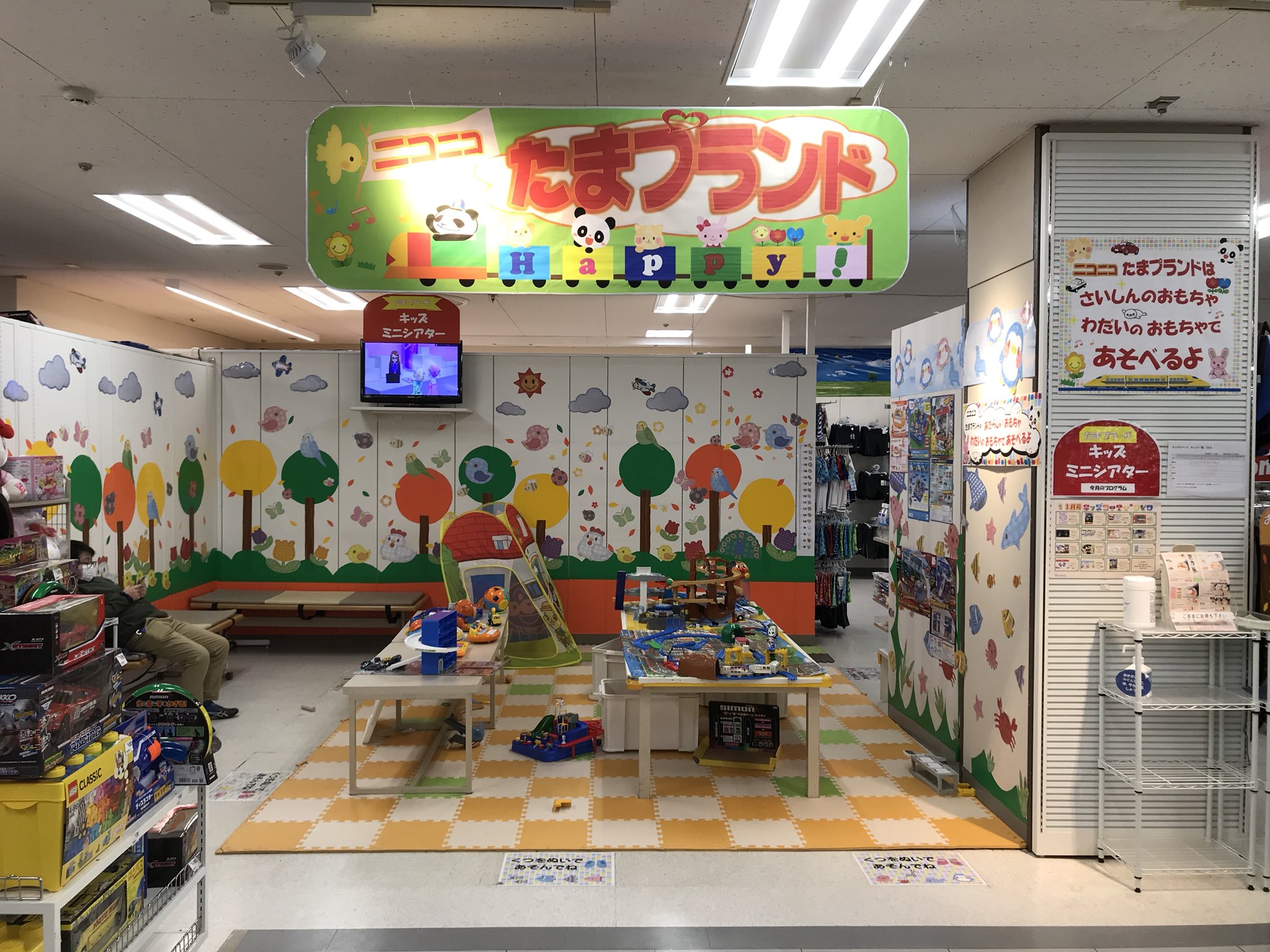 Tamaplaza Matome イトーヨーカ堂のおもちゃ売り場にキッズコーナーが出来てますね 色んなおもちゃがあって 未就学児はけっこう長く遊べる空間 階段にあるガチャガチャ 気持ち悪いほどいっぱい 笑 たまプラーザ イトーヨーカ堂 ガチャガチャ