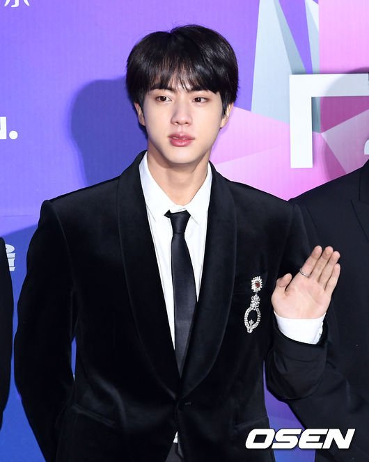 theseoulstory's tweet photo. [#SMA2018] 📸 The one many have been waiting for! Here's BTS at the red carpet of Seoul Music Awards today! @bts_bighit @BTS_twt 

#27thSeoulMusicAwards https://t.co/xDPxV5HjCB