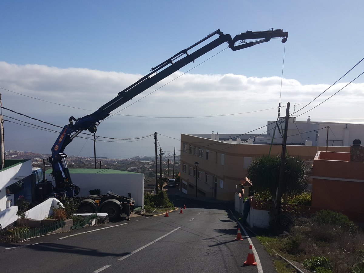 Grusertrans's tweet photo. #trabajo #Camióngrúa #quitando #Drago en #Candelaria #Transportes #Grúas #pm63 #Grusertrans #Tenerife #Canarias https://t.co/YaLSTddto0