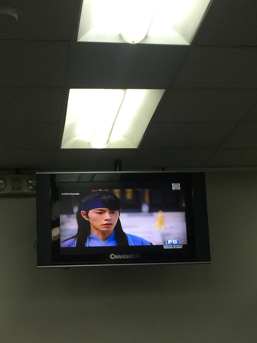 naksitokwa's tweet photo. Nakikinood sa holding area kasi #TheKingIsInLove na! 😂 #TKILSecrets https://t.co/ZVAOrxl5Px