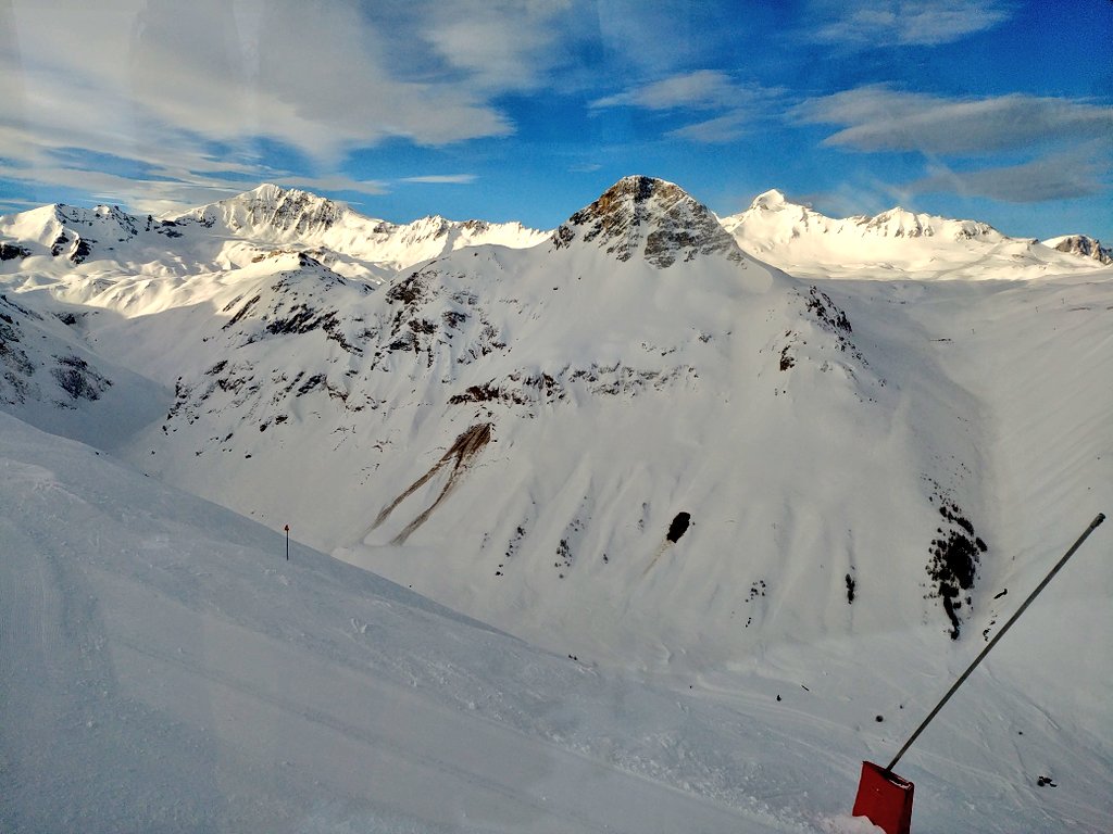 guidespacekilly's tweet image. Complément matinale sur les plaques de reptations très actives aujourd&apos;hui. En exemple ce gros événements dans le bas du Charvet. Mais pas que... Prohibez le ski sur ce type de pentes. Bonne journée.
