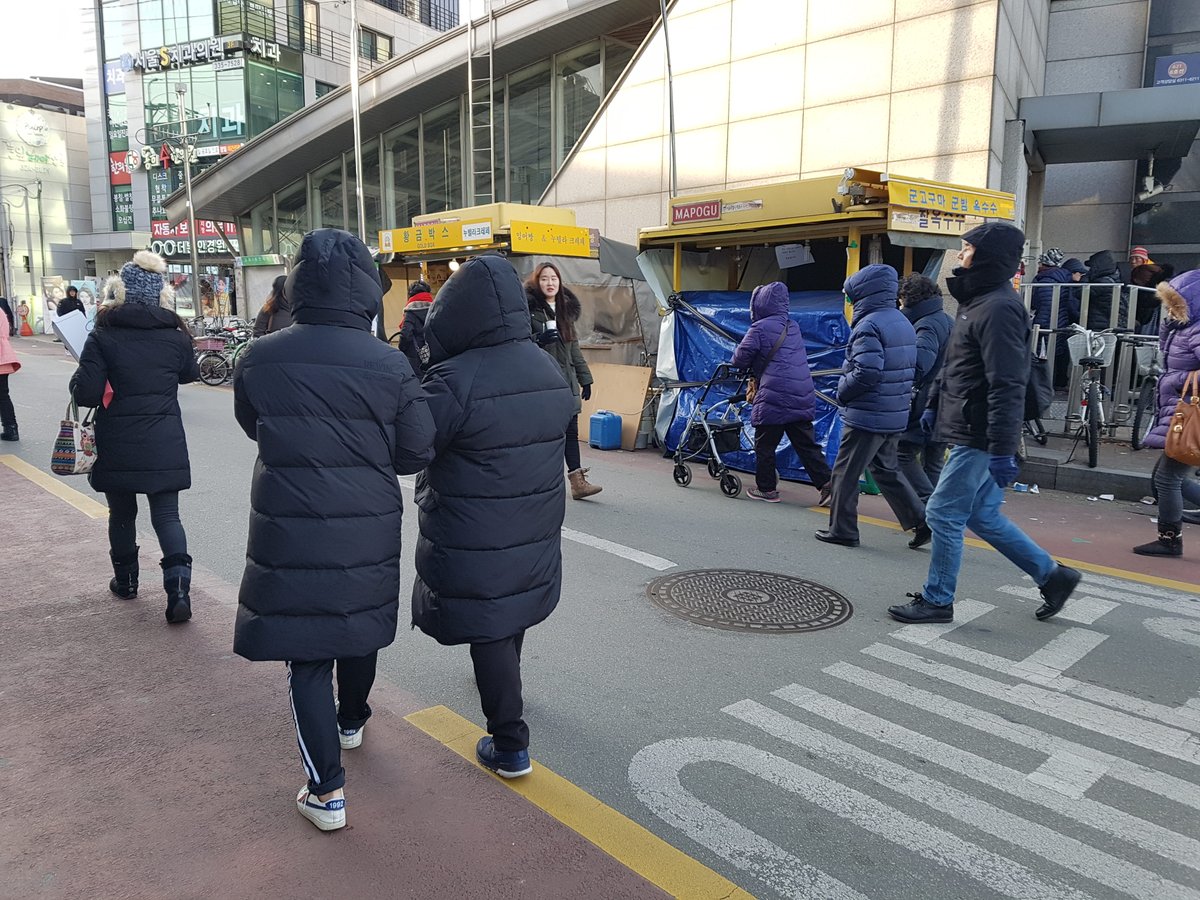 韓国旅行 コネスト １月25日 16 00時点 コネストがある街の気温 は 9 6 体感温度 14 6 厳しい寒さです 頭部まで覆えるアウターでないと寒さに打ち勝てません 明日もこの寒さ 続きます 予想最低気温は 17 帽子やフード マスクを活用した防寒