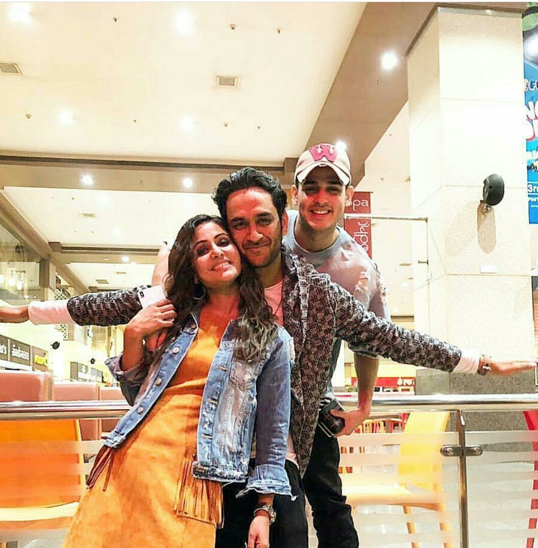 tanu_gupta80's tweet photo. Oh ๐๐ today is Thursday so today again our awesome foursome @eyehinakhan @JJROCKXX @lostboy54 @ipriyanksharmaa will be meeting again ๐๐ and we will once again get some good pics these people are filled with positivity god bless them always #Hiro #PriHinaVi #HinaKhan #Vikas https://t.co/Q7nNgIOhWb