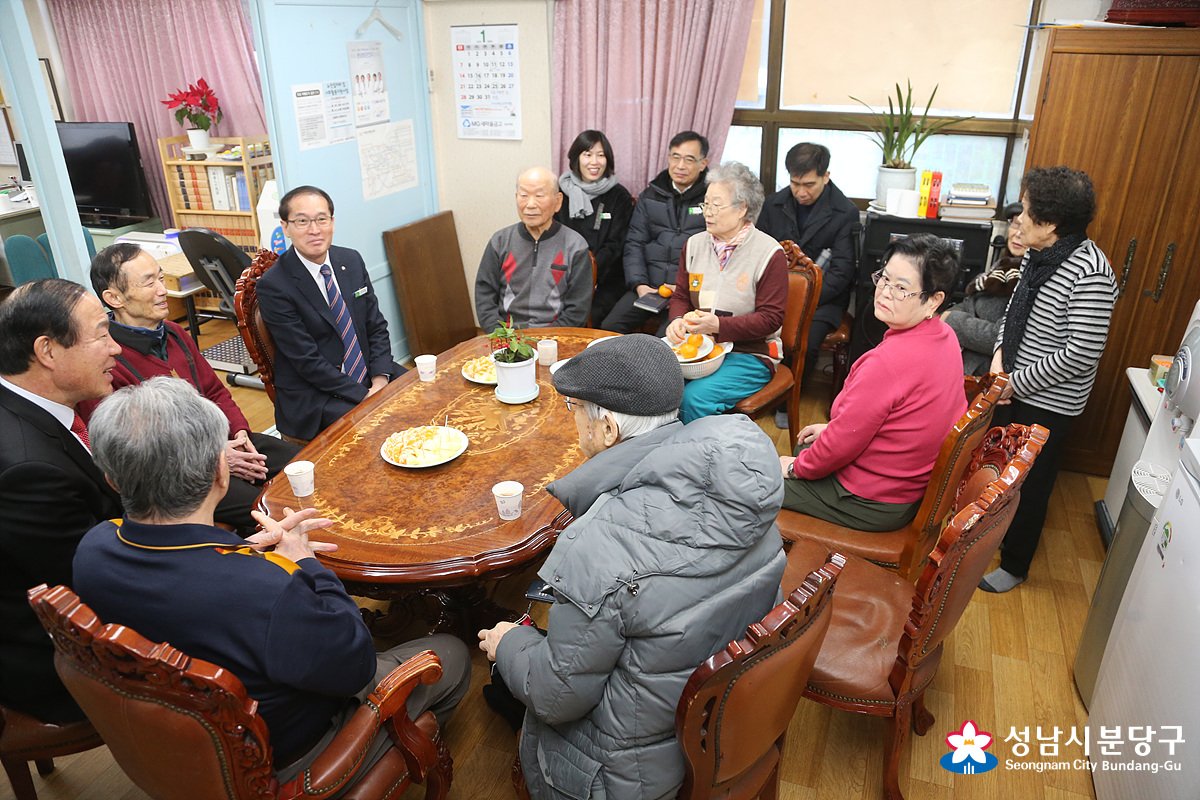 falcontm65's tweet photo. 2018.01.25 분당구청장(유규영)은 취임 인사차 금곡동 소재 청솔 서광, 영남 아파트 경로당(회장 이재주)을 찾아 환담을 했습니다. #성남시 #분당구 #유규영 #경로당 https://t.co/orbRwdgva2
