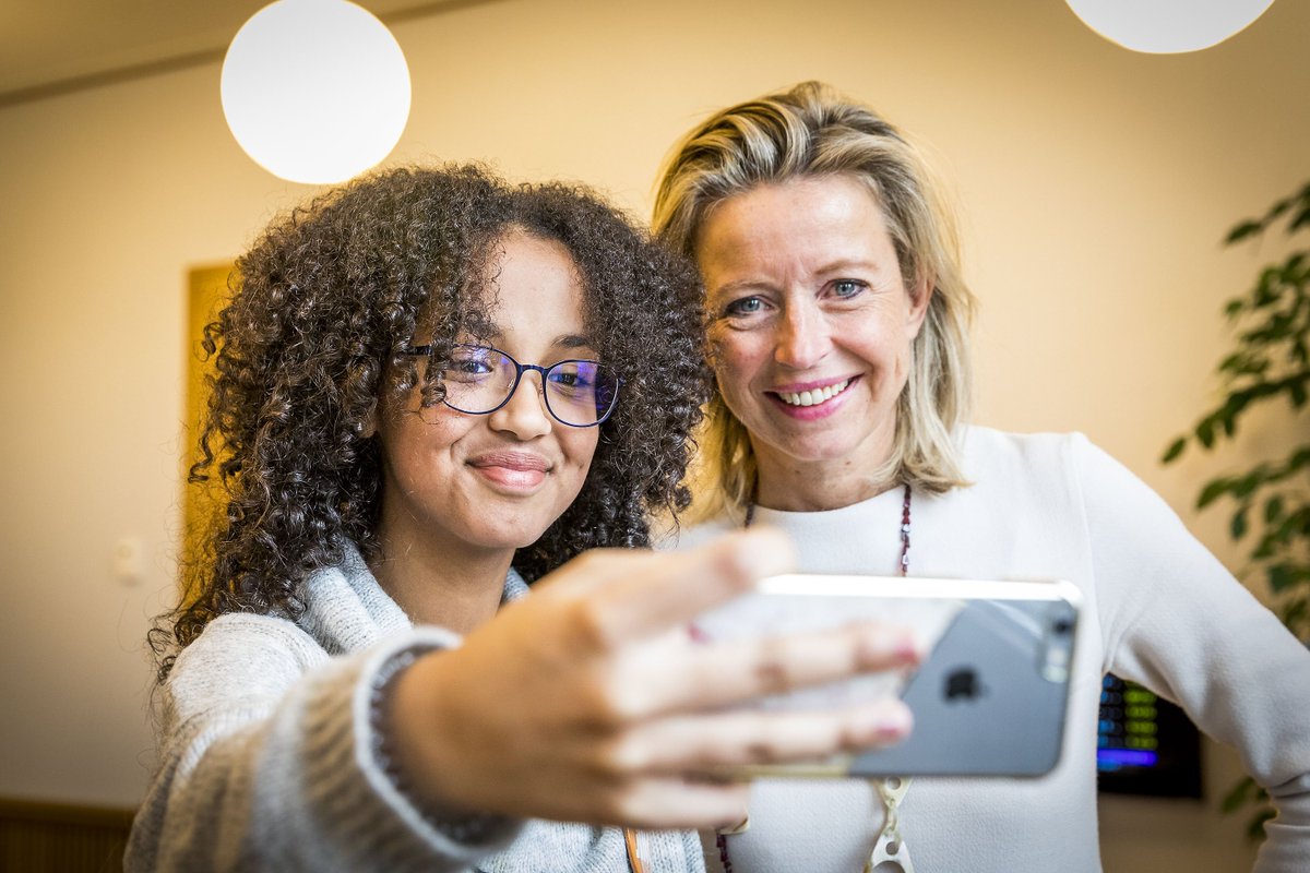 MinBZK's tweet photo. De werkdag van Delina is zojuist begonnen bij minister en vicepremier @KajsaOllongren. Vanavond volgt de vlog van Delina over haar dag als #baasvanmorgen. #jinc https://t.co/1BixjPOQX8