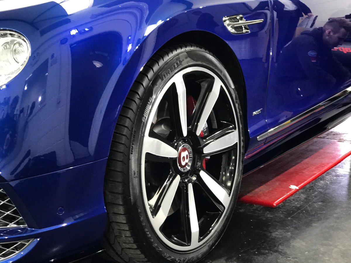 ReepYorkshire's tweet photo. #ThrowbackThursday to the gorgeous @BentleyMotors #ContinentalGT from August last year. This stunning gloss is all thanks to @GtechniqUK #CrystalSerumLight that comes with a 5 year guarantee!! #bentley #continental #gtechniq #luxurycarcare #detailing #nofilter https://t.co/WXsHzDp5fp