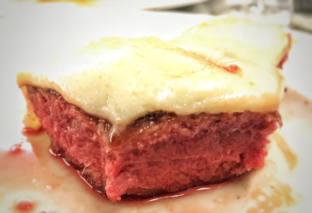 Molisanissimo's tweet photo. Forse i “puristi” non saranno d’accordo, ma c’è chi in #Molise “squaglia” il #caciocavallo sulla #carne, creando un cremoso cappotto caseario.

È l’Antica #Trattoria Del Riccio, di Antonello Cristillo, a Cantalupo (IS).

#molisanissimo #beef #cheese #formaggio #cibo https://t.co/MTLOofXAAQ