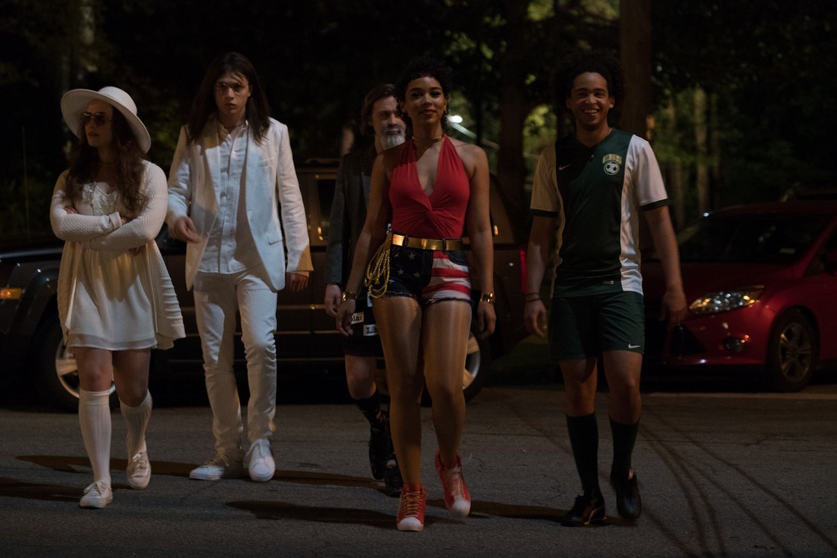 intrinseca's tweet photo. "Ame honestamente. 
Ame sem medo. 
Ame completamente." 

Foram divulgados novas imagens e poster de "Love, Simon" e elas estão incríveis! <3 https://t.co/l5rrgFKWTz