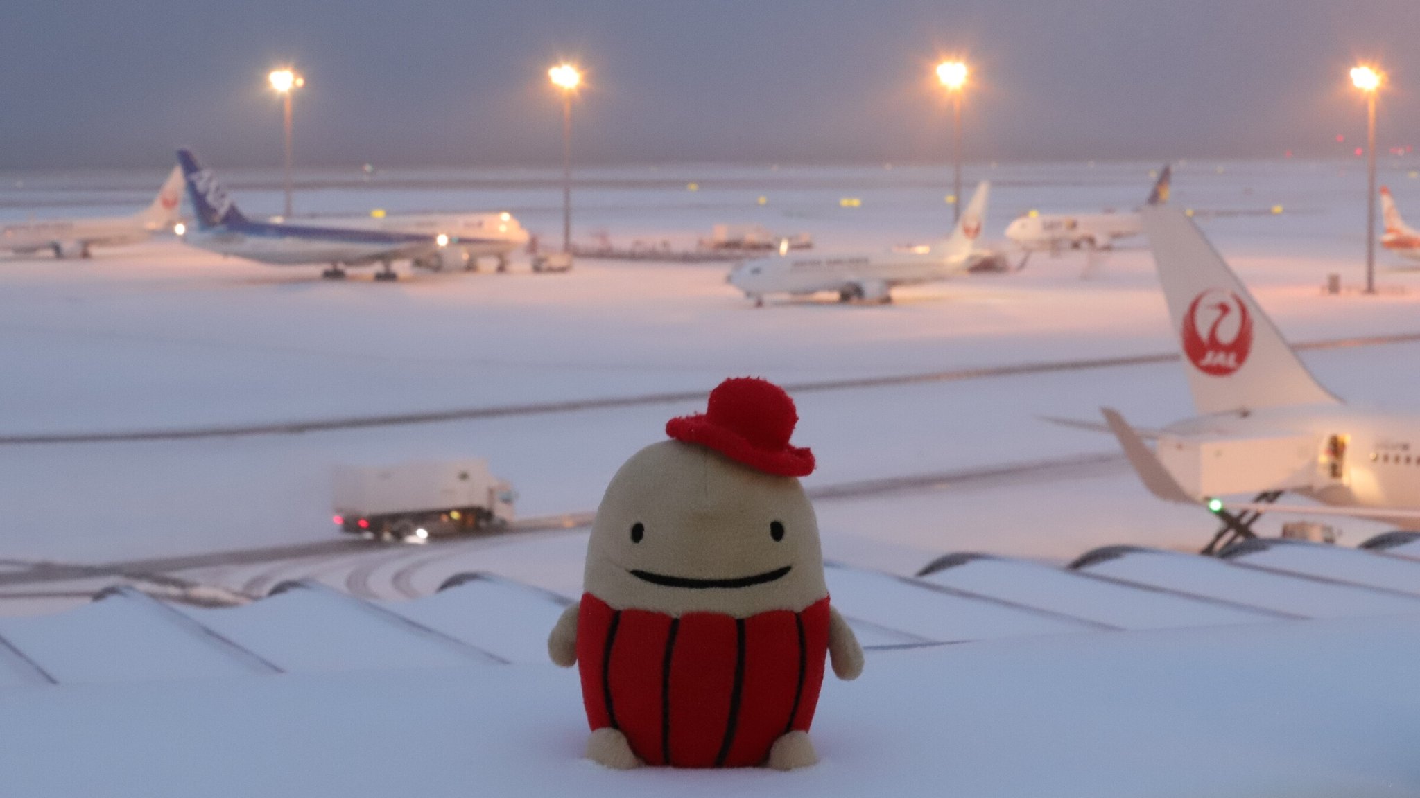 中部国際空港セントレア 本日は昨夜からの雪で飛行機の欠航等心配されましたが 多くのスタッフの皆様のお陰で大きな混乱や欠航は見られませんでした 今夜もセントレア周辺で降雪予報出てます 明日空港へお越しの方は最新の運行情報を確認のうえご出発