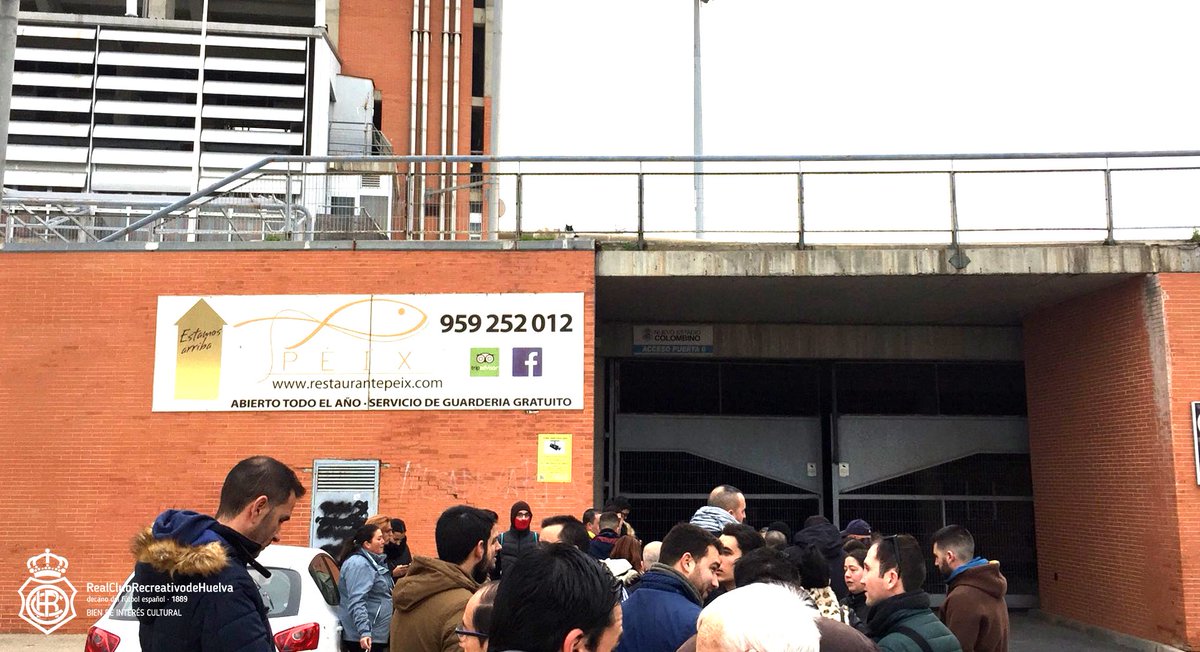 recreoficial's tweet photo. 🎶 "Dicen que estamos locos de la cabeza..." 🎶
700 entradas agotadas en apenas 45 minutos. La #MareaAlbiazul vuelve a responder. El #Decano estará muy bien acompañado en #Sevilla. https://t.co/SrDHO7FohI