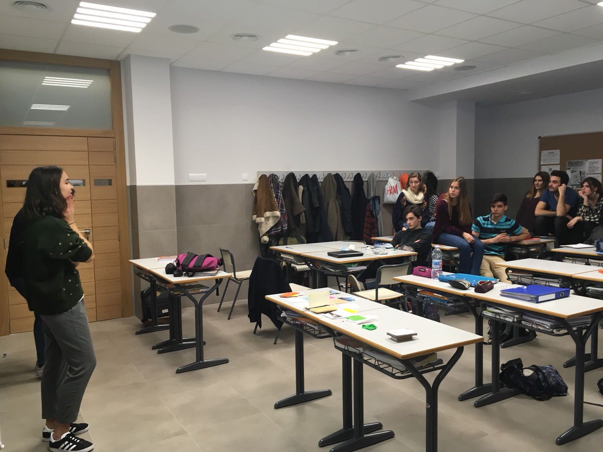 ItakaBetania's tweet photo. Buenos días! Hoy empezamos las sesiones de PreCPV (Curso de Promoción del #Voluntariado ) en el @sjcalasanzvlc , con Marta, Dome, Lucía y los chavales de 2°Bach ! Muy contentos! #PreCPV #CaminoAlCT18 #Valencia https://t.co/vAF7oXQnXj