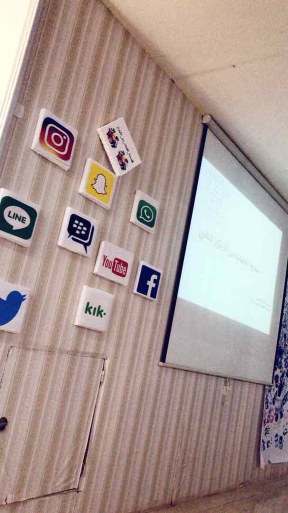 N_alwandah's tweet image. سررت اليوم بلقاء طالبات @afaaqaleaziziaG لتقديم دورة #حماية_الفتيات_من_الابتزاز التقني كانت تفاعل طالبات المرحلة المتوسطة والثانوية ممتاز ووجدت الدورة ترحيب وثناء على المعلومات القيمة التي قدمت كما رافقها ركن عن الابتزاز وآثاره .
تقديم المستشارة القانونية نورة بنت محمد القحطاني
