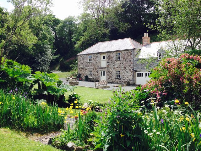 helpfulholidays's tweet photo. We're pleased to welcome Hallowarren Barn back to HH. A semi-detached cottage with extensive gardens deep in the #Lizard #Cornwall https://t.co/ZHnwMCG365 #Travel #Holiday #UK #Manaccan https://t.co/K2mDsw1SRN