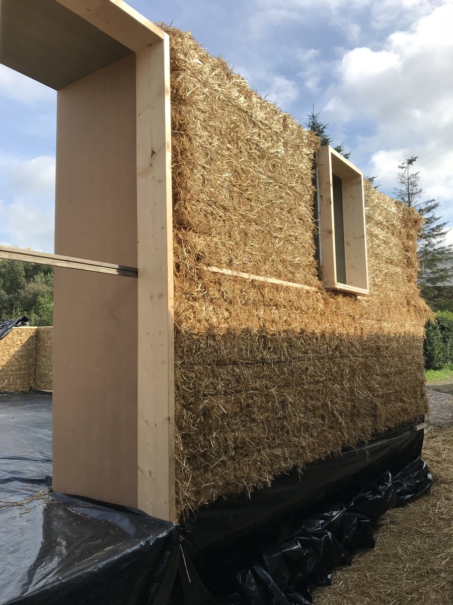 VavaWood's tweet photo. -Un local hecho con paja?
-Si, con paja! 
#eco #construccion #madera #ahorroenergético https://t.co/5LdxIWyTHe
