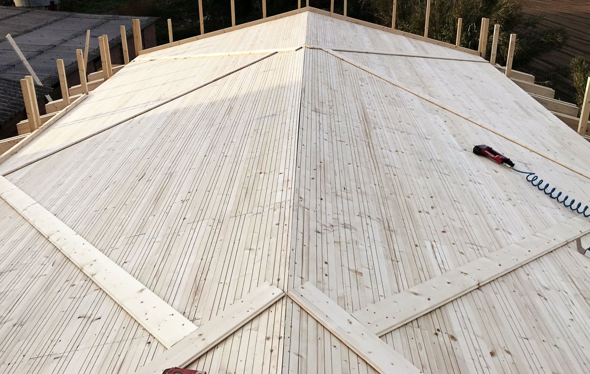 VavaWood's tweet photo. -Un local hecho con paja?
-Si, con paja! 
#eco #construccion #madera #ahorroenergético https://t.co/5LdxIWyTHe