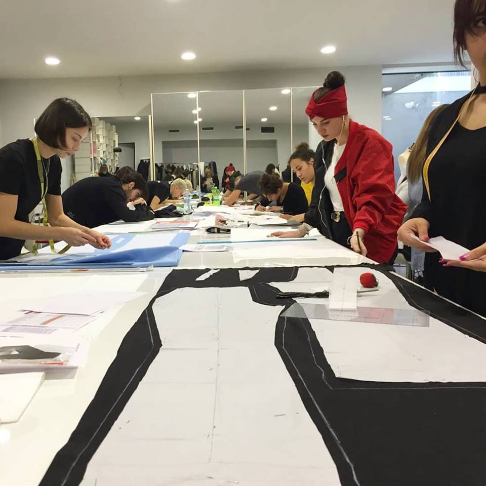 FerrariSchool's tweet photo. Passione e impegno...🤓 #ferrarifashionschool #fashionschool #milano #fashioneducation #students #studenti #learning #workhard #fashionaddict #fashionlover #fashion #moda #stilista #fashiondesigner #sartoria #modellistica #passion https://t.co/mNCdXHqUHQ