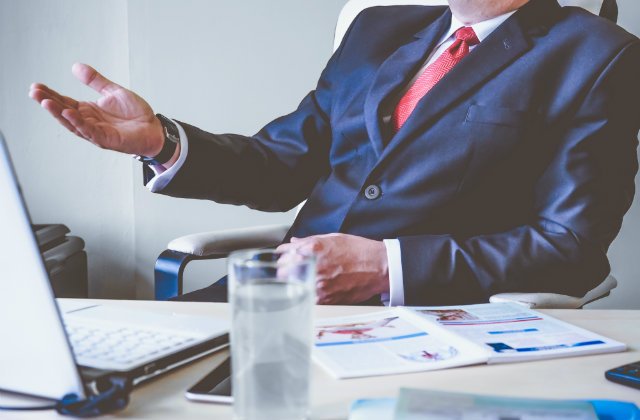 Nee zeggen tegen je baas doe je niet zomaar. Met deze 3 richtvragen zet je jezelf op weg naar minder overuren en efficiënter werk zónder je baas te schofferen. bit.ly/2rEiCg1