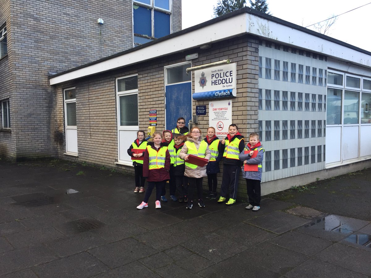 CraigfelenP's tweet photo. #cfp34 and #cfp45 are on their community walk finding about the types of shops in Clydach #cfpcomm #cfpglobalgourmet https://t.co/ELXFURESWb