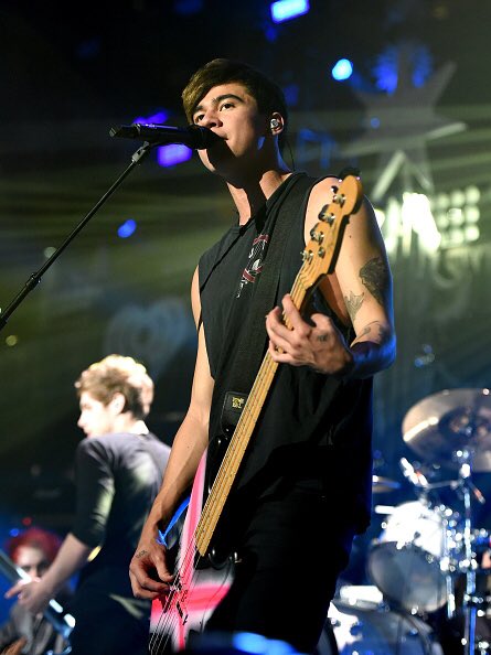 Happy birthday to the fittie calum hood  thanks for being 13-14 year old Abbie s crush 
