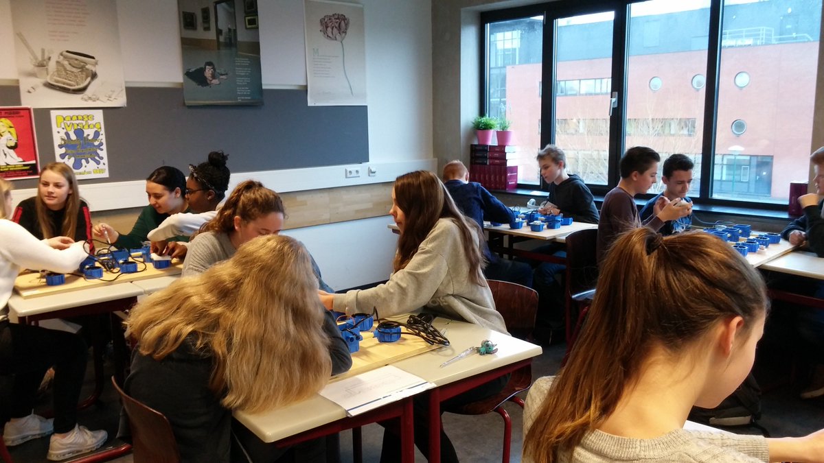 _techniekschool's tweet image. Vandaag zijn we namens de WTT op het @minkemacollege geweest om de kinderen van Havo-3 te enthousiasmeren voor de techniek. Ze hebben zelf een hotelschakeling gemaakt. Wat waren ze trots toen hij werkte! 😁