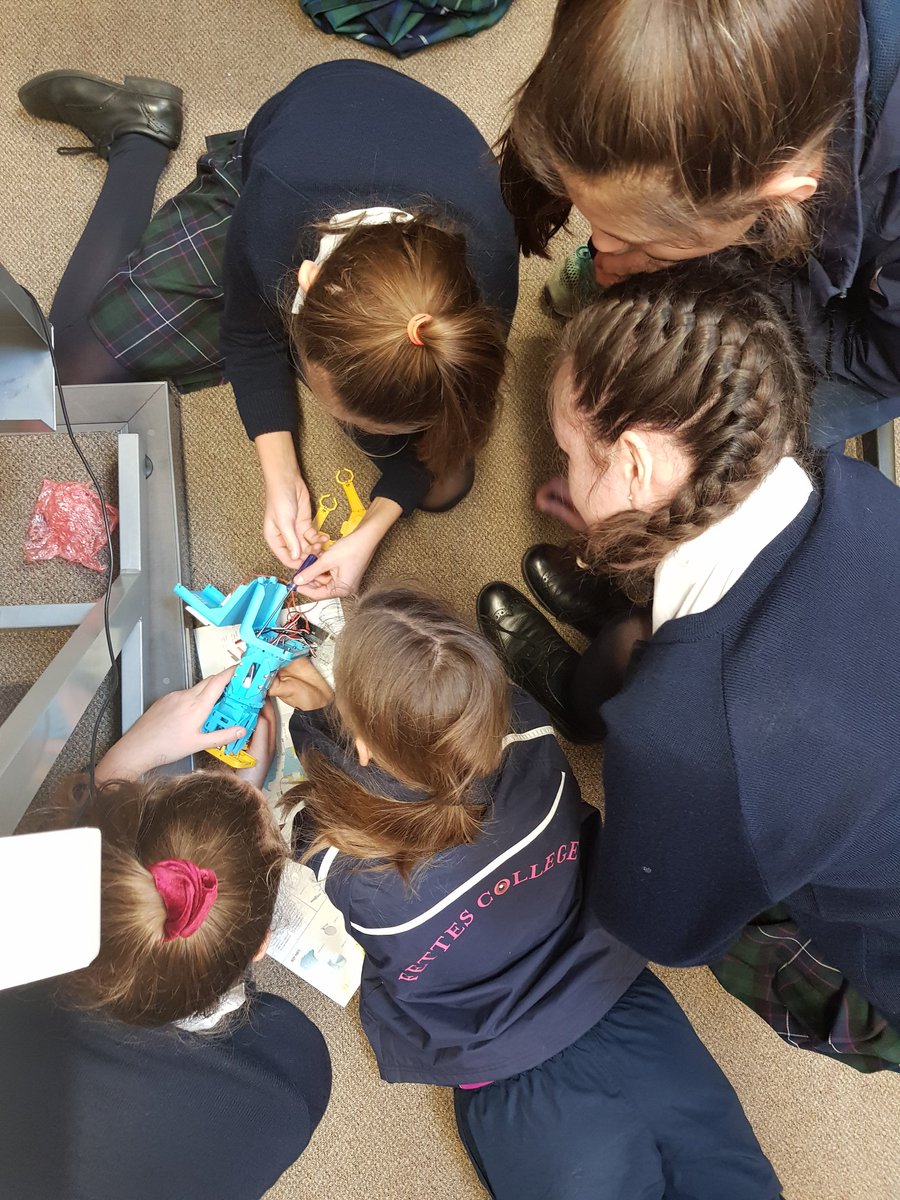 FettesPrep's tweet image. 2nd Form building Marty from @RoboticalLtd