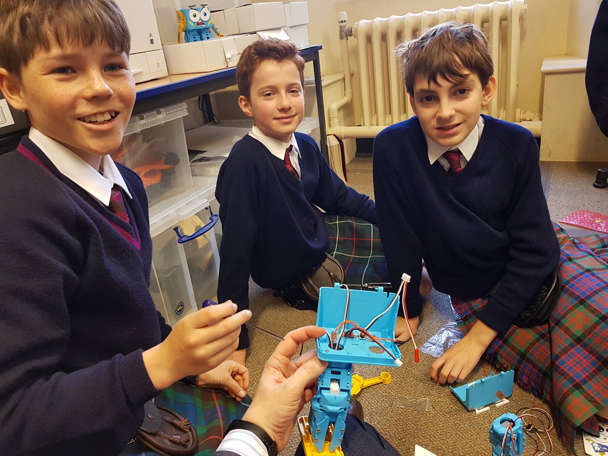 FettesPrep's tweet image. 2nd Form building Marty from @RoboticalLtd