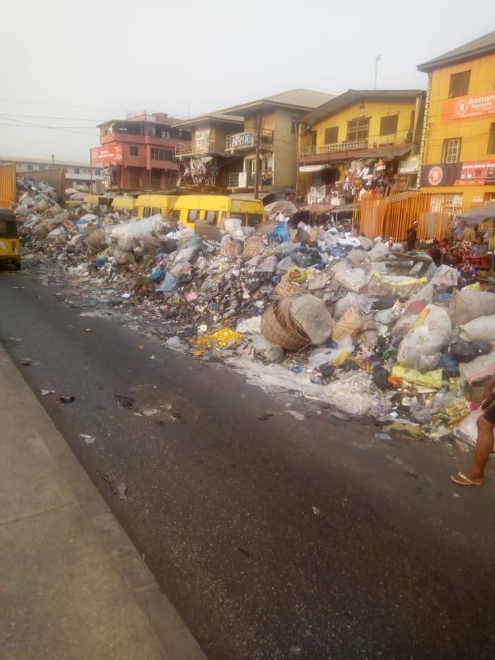 UgochiNwanze's tweet photo. From the streets of Lagos, this is Mushin market. This is an eyesore. An epidemic looms and the rains are coming.
 #cleanerlagosneedstopickthattrash #lagostrashhatersuniteagainstfilth, #lagosisdirty #saynotofilth #lagosrefusemapping @Gidi_Traffic @LanreAgboola1 @PickThatTrash https://t.co/AfBXZV5agk