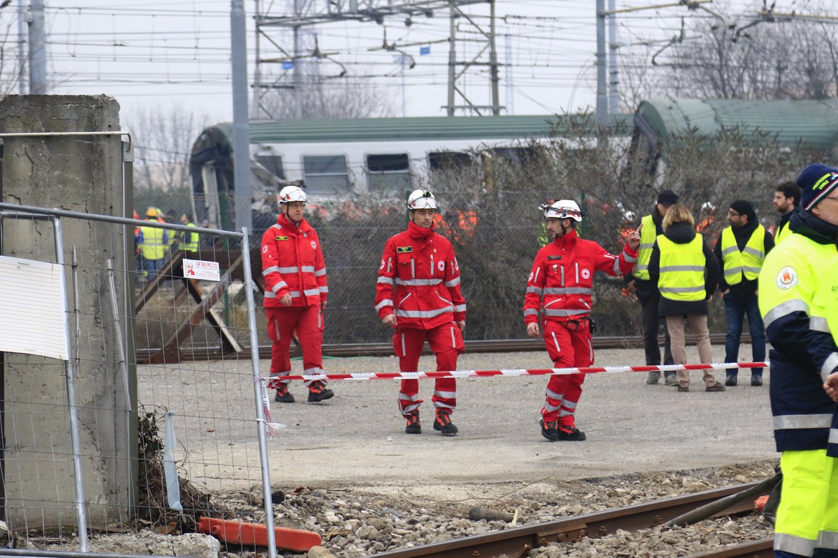 crocerossa's tweet photo. #Pioltello, continua l'assistenza e il supporto ai soccorsi a seguito del deragliamento del treno #Trenord. I volontari #CroceRossa hanno allestito gazebo per assistere persone coinvolte nell'incidente. #UnItaliaCheAiuta https://t.co/dwWxnV6aAP