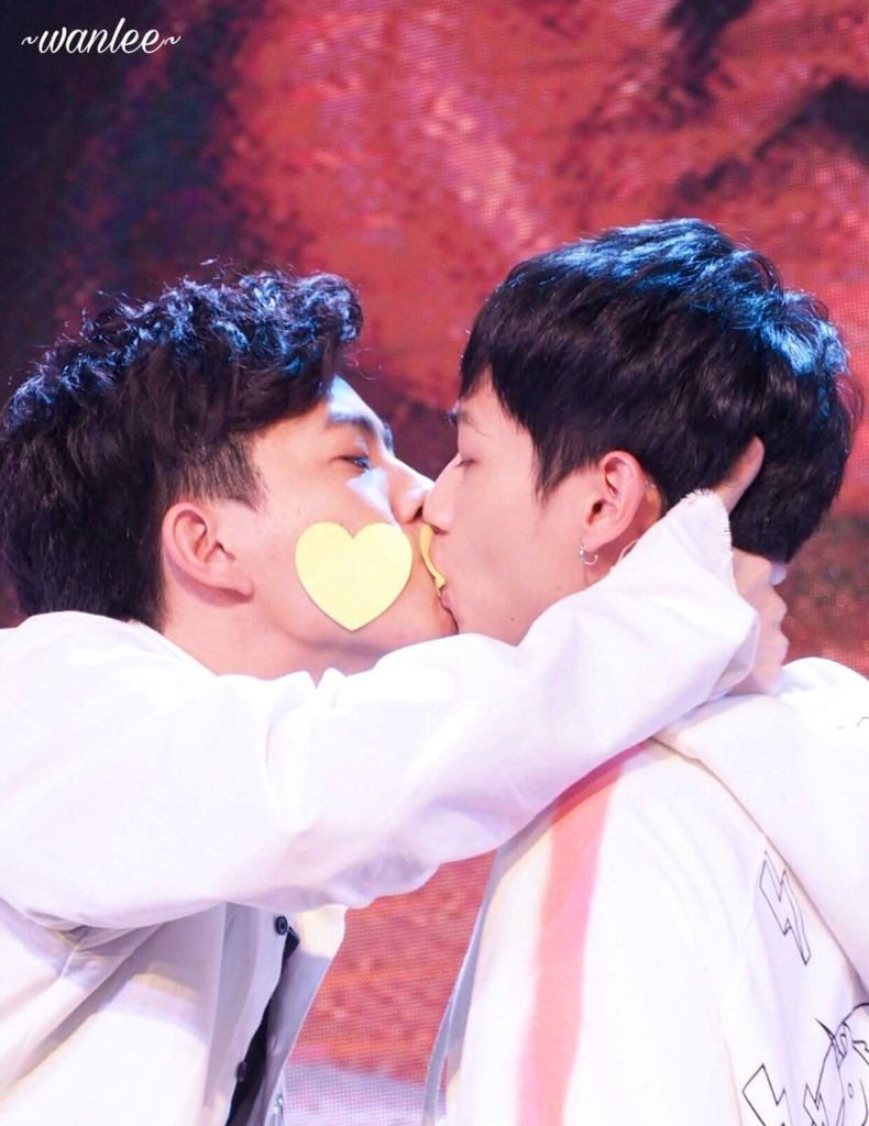 pabilipinkmilk's tweet photo. araw ng mga puso, kiskisan ng mga nguso~~ 😘chos

OFFGUN KAYO JAN!
#BeMyValentineOffGun 
#OffGunLiveInManila #OffGun 

📸:wanlee https://t.co/OGTPOthAB5