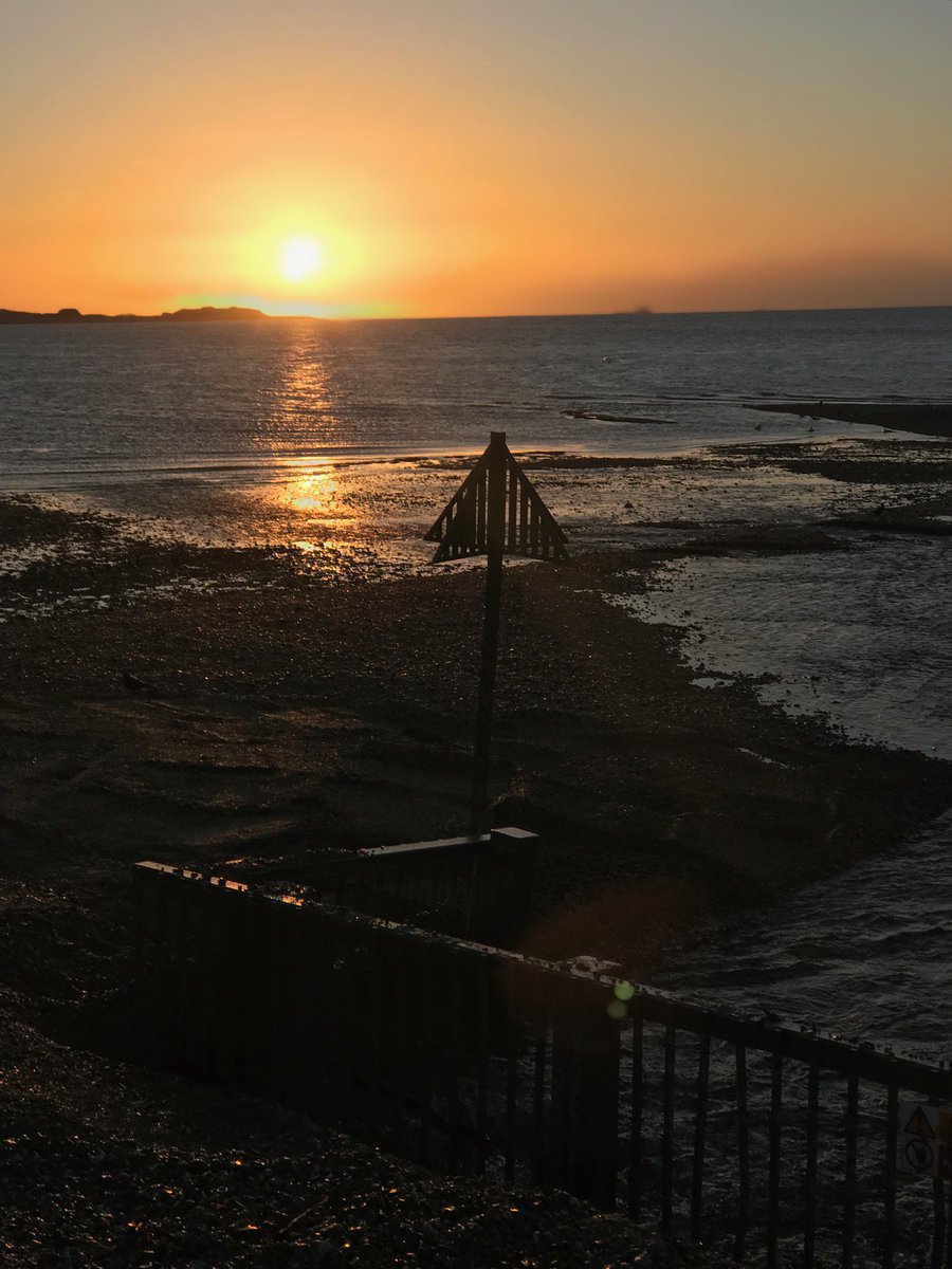 johnoflynnEA's tweet photo. An early morning start for #WestHantsFieldTeam to clear shingle from a completely blocked #RiverAlver outfall at Stokes Bay #Gosport #Hampshire @hantsconnect to reduce flood risk @GosportCouncil. #floodaware @cj_dinenage @DiscoverGosport @Gosportnews https://t.co/VgnLTmrg4H