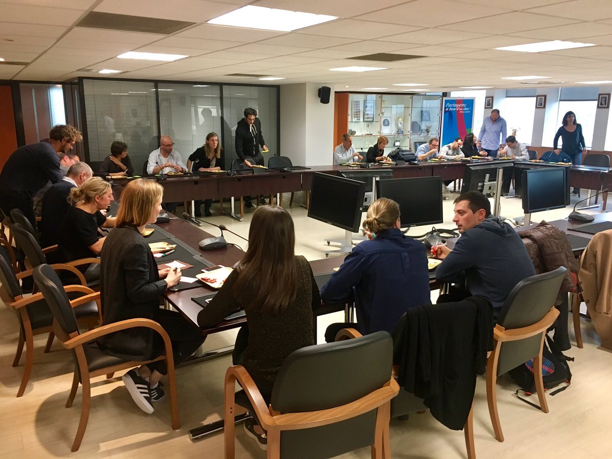 FFNatation's tweet photo. Rassemblement du #TeamFFN pour un buffet d'échanges sur le thème de l'accompagnement financier des athlètes de haut niveau. Merci à tous ! https://t.co/ULAxsck4au