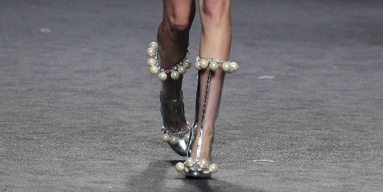 elle_es's tweet photo. Estas botas son sólo el aperitivo del desfile retrofuturista de @Mariaescote. 28 looks con aires de primavera #MariaOnTheMoon @MBFWMadrid https://t.co/DeYsbJxsfk https://t.co/u1QinEM6kS