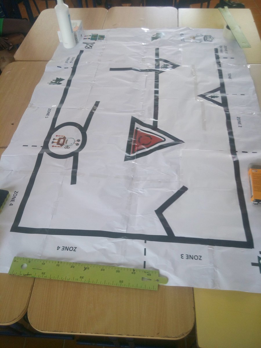 EloModere's tweet photo. En direct de l'école primaire Plateau Fofo: les CM2 planchent sur le concours #escapebot #Semdunum https://t.co/iZXPfveXyu