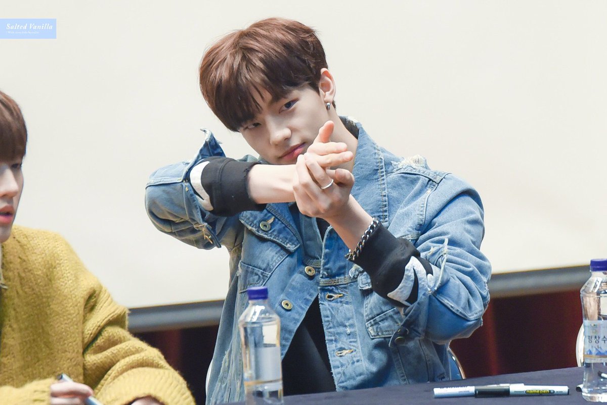2000320kr's tweet photo. 180121 내 심장 명중했어^^...

#스트레이키즈 #황현진 #StrayKids #HyunJin @Stray_Kids https://t.co/3UFqV9w0eo