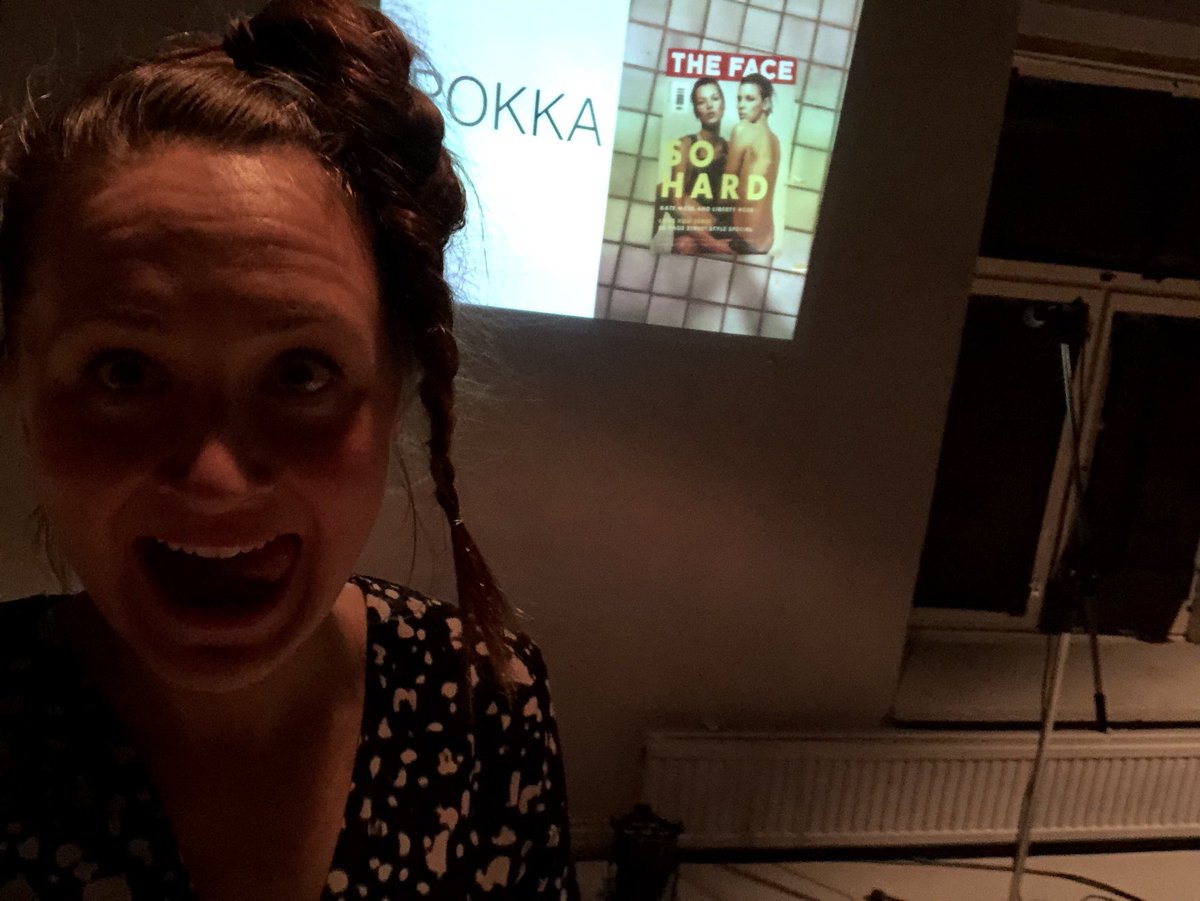 IidaRauhalammi's tweet photo. Kouluttamassa Porissa @Rakastajat-teatterin ihanassa tiloissa. Tuolla lukee POKKA! #munvuoro #vuorovaikutuskoulutus #howtomo #howtomopori https://t.co/h6gejoEON4