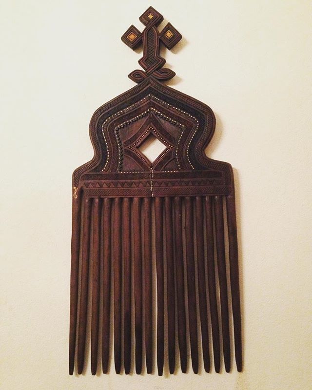 James_Borrell's tweet photo. I was going to make some witty comment about how these things look like giant combs, but yeah, apparently they are giant combs... #ethiopia #art #waliso #fieldwork #conservation https://t.co/Qn705xlhWV