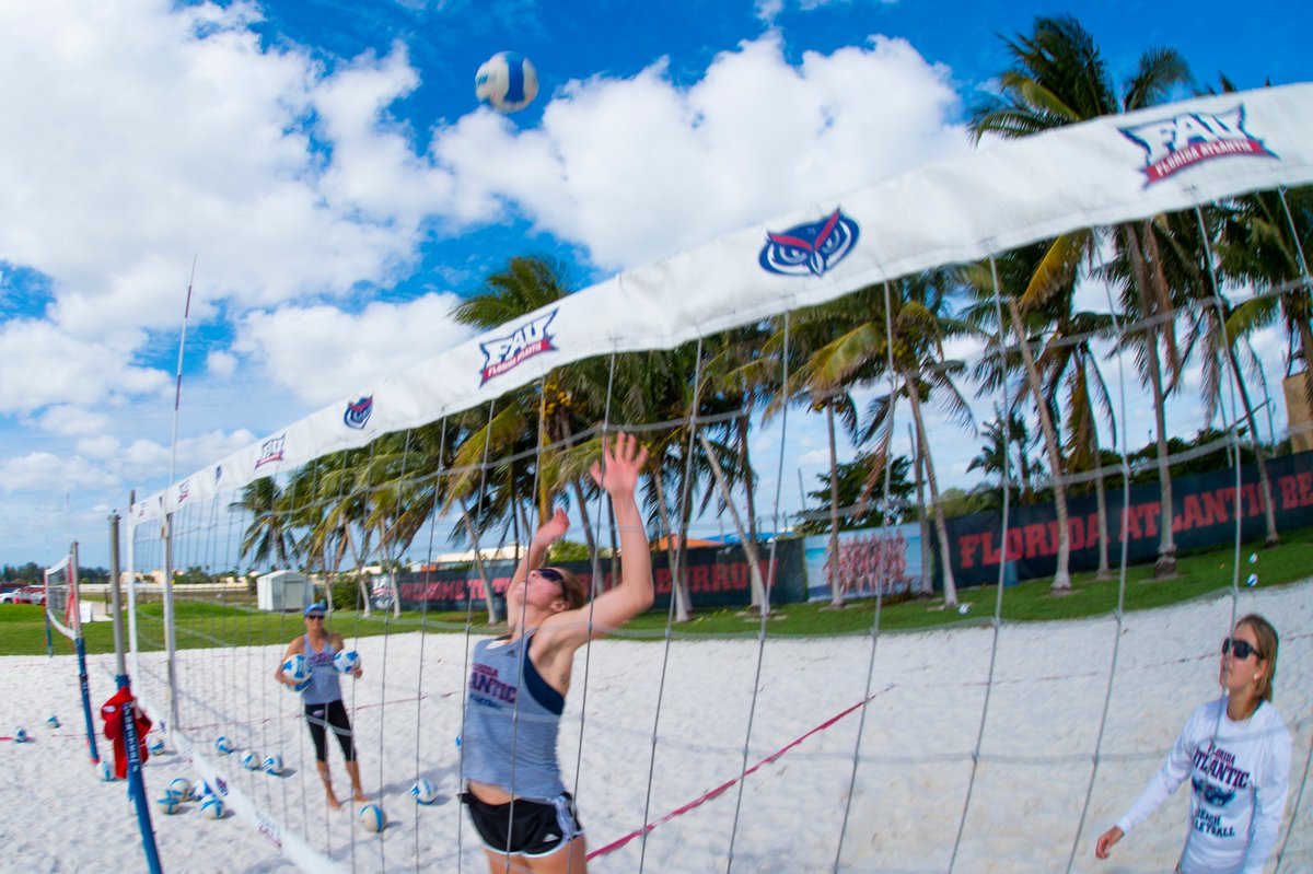 We've been told it's #NationalFloridaDay. What better way to celebrate than some sand volleyball in January? 🌞🌴 @FAUSandVB