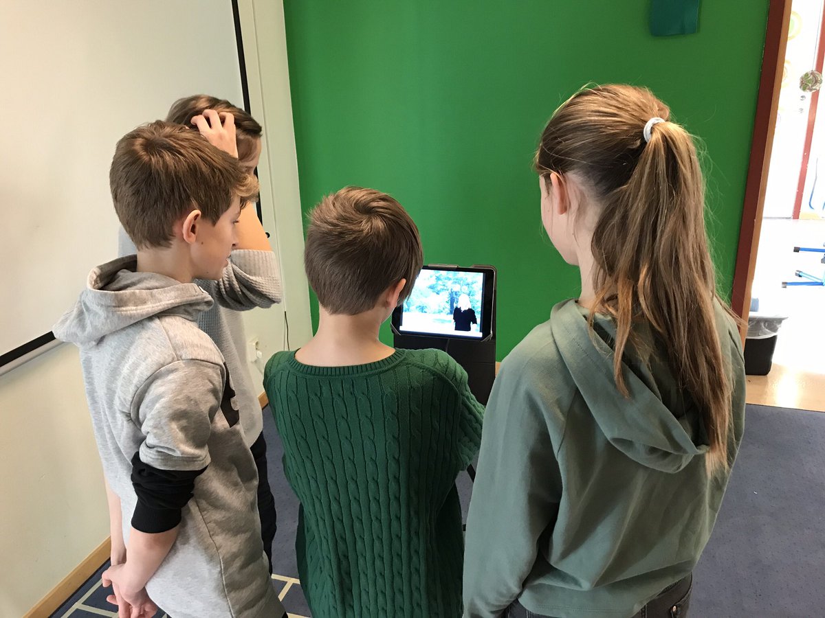 EllaMakerspace's tweet photo. Vi hoppar chrome books idag och testar green screen. ”Om du kunde teleportera dig vart som helst, vart skulle du åka då?” https://t.co/F8yShSSszn