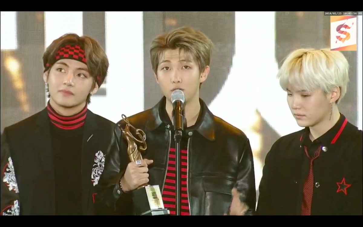 ARMYLAND_TH's tweet photo. 'อาร์มี่ ขอบคุณนะครับ' คำแรกสำหรับรางวัลแดซังในวันนี้ของ @BTS_twt จากงาน #SMA2018 ยินดีด้วยนะคะ 🎉🎉🎉 น้ำตาซึมอีกแล้วค่ะ 😭 https://t.co/QdxKj11QsN