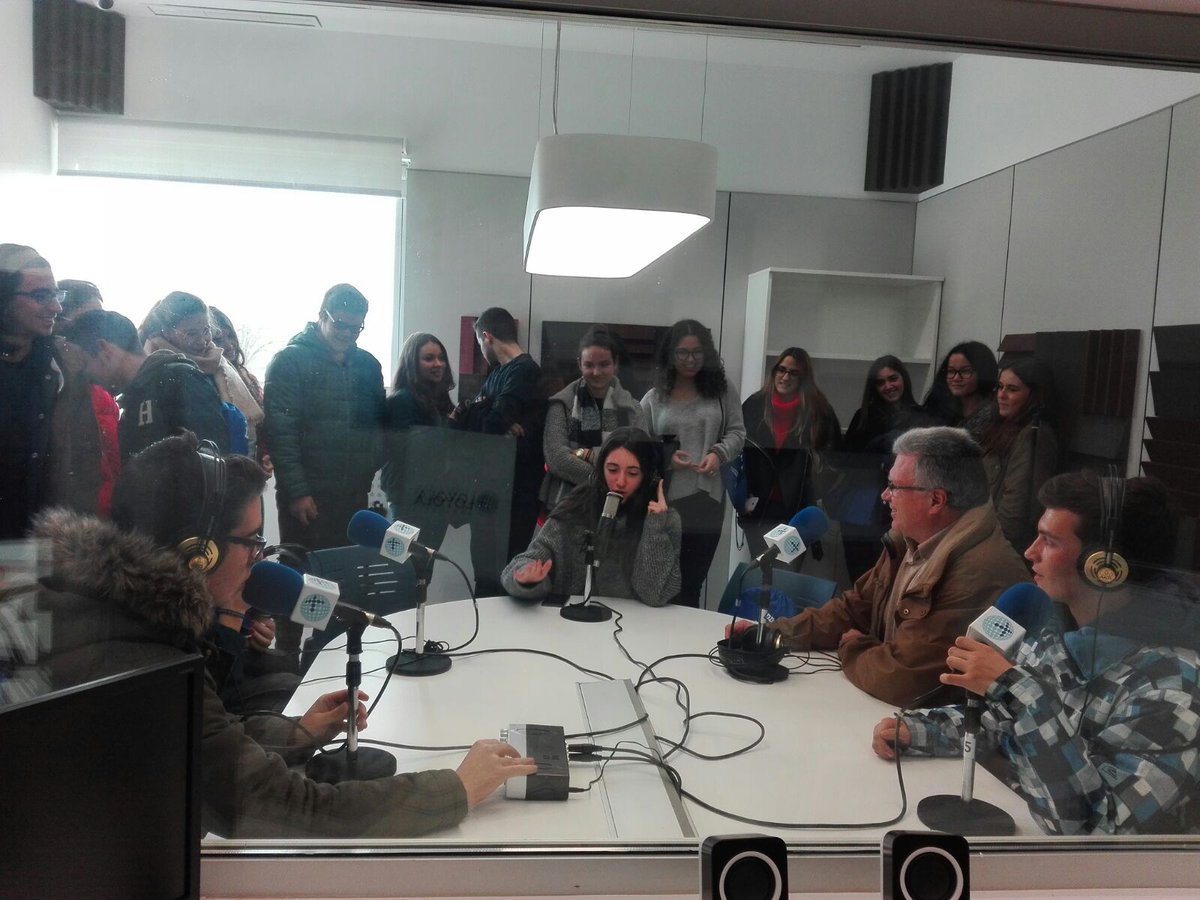 iesalhakencor's tweet photo. Visita del alumnado de 2 Bach #orientación #vocación#aprendiendo @LoyolaAnd https://t.co/nigb1raB42