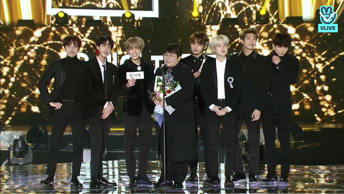 bangtanboysph's tweet photo. 180125 - BTS @ 27th Seoul Music Awards

🏆 Producer of the Year Award - Bang PD
🏆 Bonsang - BTS
🏆 Daesang - BTS

Congratulations to our boys!
#BTS_SMA_TODAY https://t.co/DSmZYkvKPT
