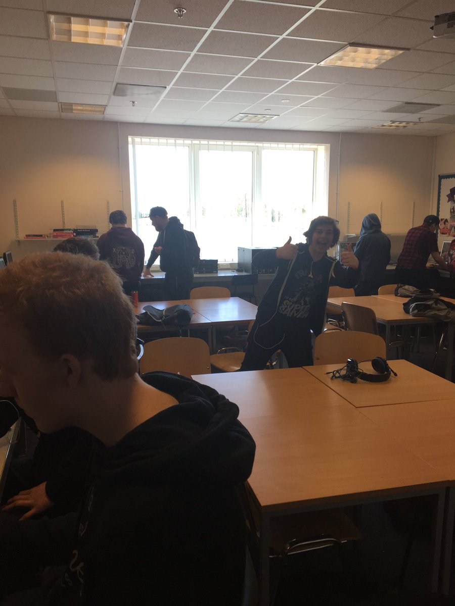 Level 1 computing students learning about networking with some LAN games!  #learninghroughgaming @computing_SDC <a href="/SDCHiTech/">SDC Hi Tech & Digital</a>