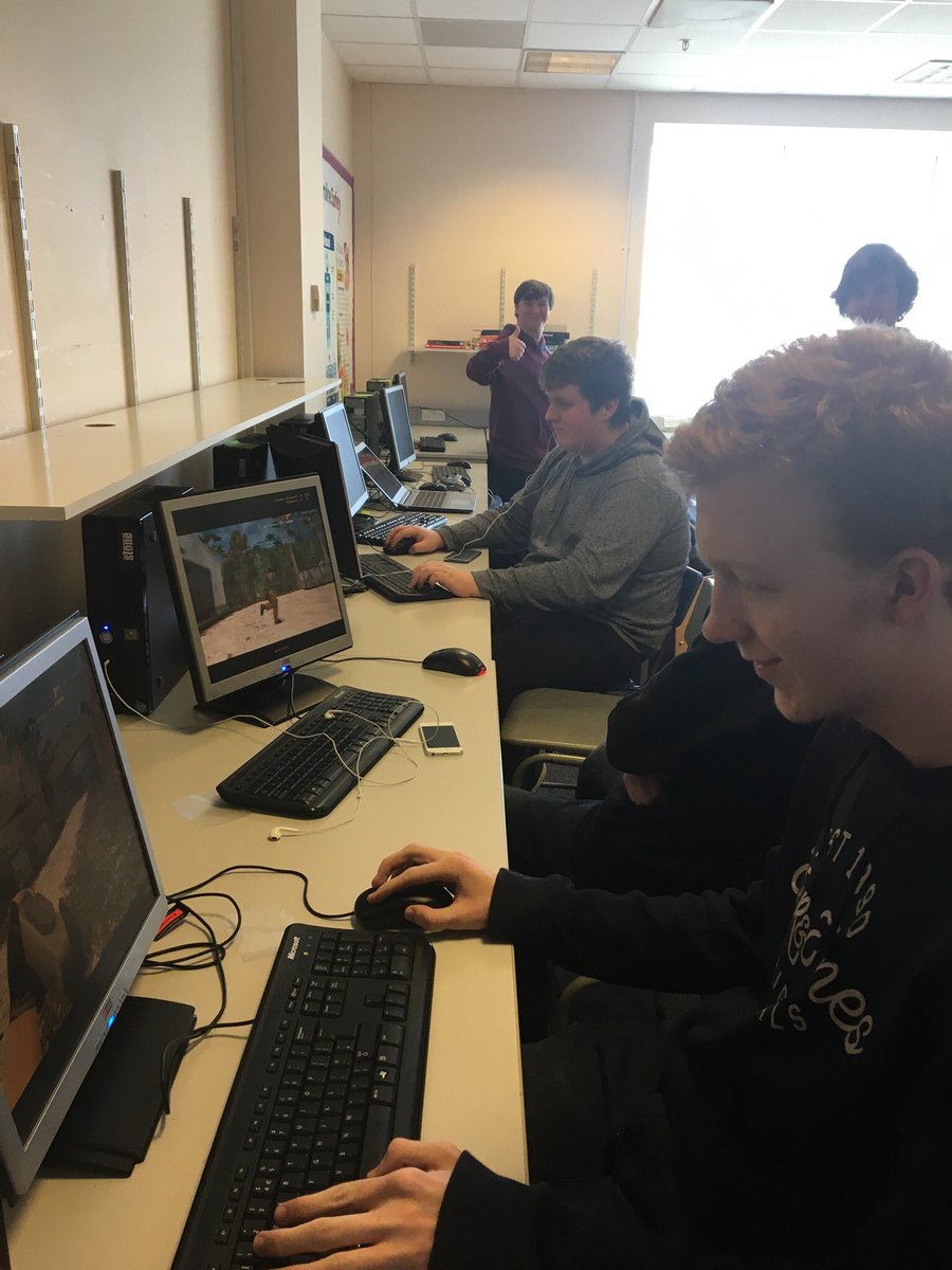 GilbeyGemma's tweet photo. Level 1 computing students learning about networking with some LAN games!  #learninghroughgaming @computing_SDC @SDCHiTech https://t.co/tRxXa1s5yU