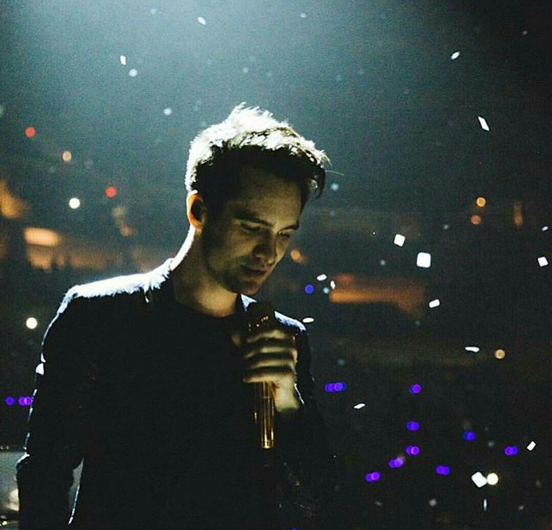 'Those thoughts of past lovers, they'll always haunt me. I wish I could believe, you'd never wrong me.' - House of Memories, P!ATD 🏠🎶 #brendonurie #beebo #panicatthedisco #panicatthediscosouthafrica #southafrica #brendonboydurie #brendonboyd #bringbrendontoza  #houseofmemories