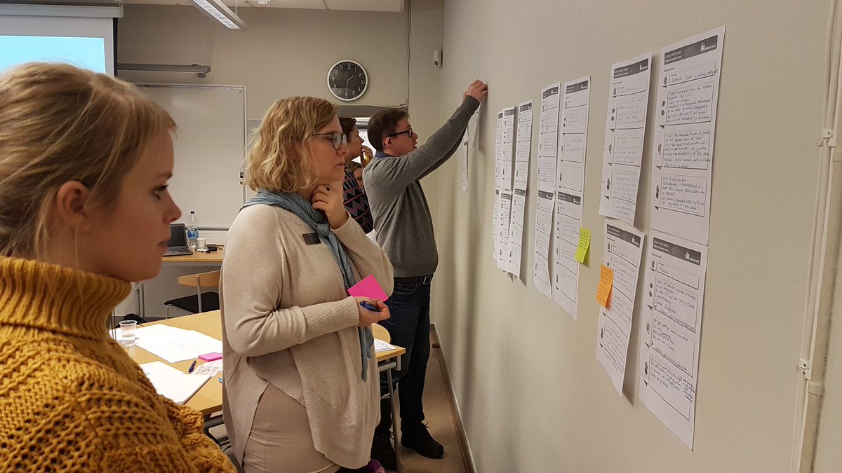 Skolbibliokarierna ger varandra feedback på varandras visioner av hur bibliotekariens roll på skolan bäst nyttjas för att bidra till elevernas måluppfyllelse @Lararesomledare #skolbibliotek #skolbibliotekariensomledare