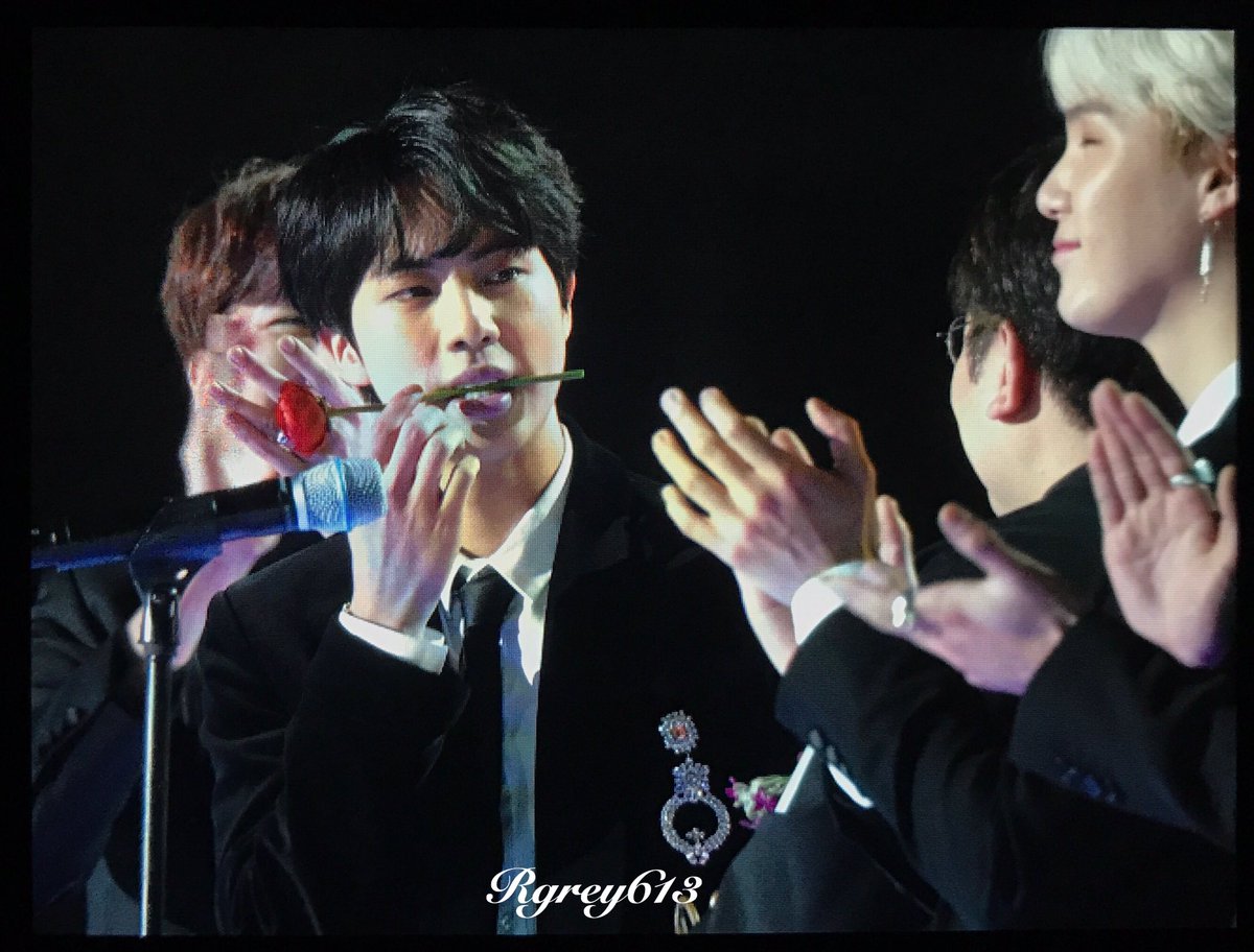 Rgrey613's tweet photo. [preview] 
180125 서울가요대상 

방PD님 축하합니다

#방탄소년단 #BTS @BTS_twt
#iHeartAwards #BestFanArmy #BTSARMY https://t.co/kzmyJZk3sT